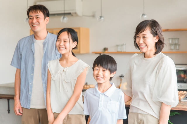 40代のご夫妻と小学生のお子様お二人